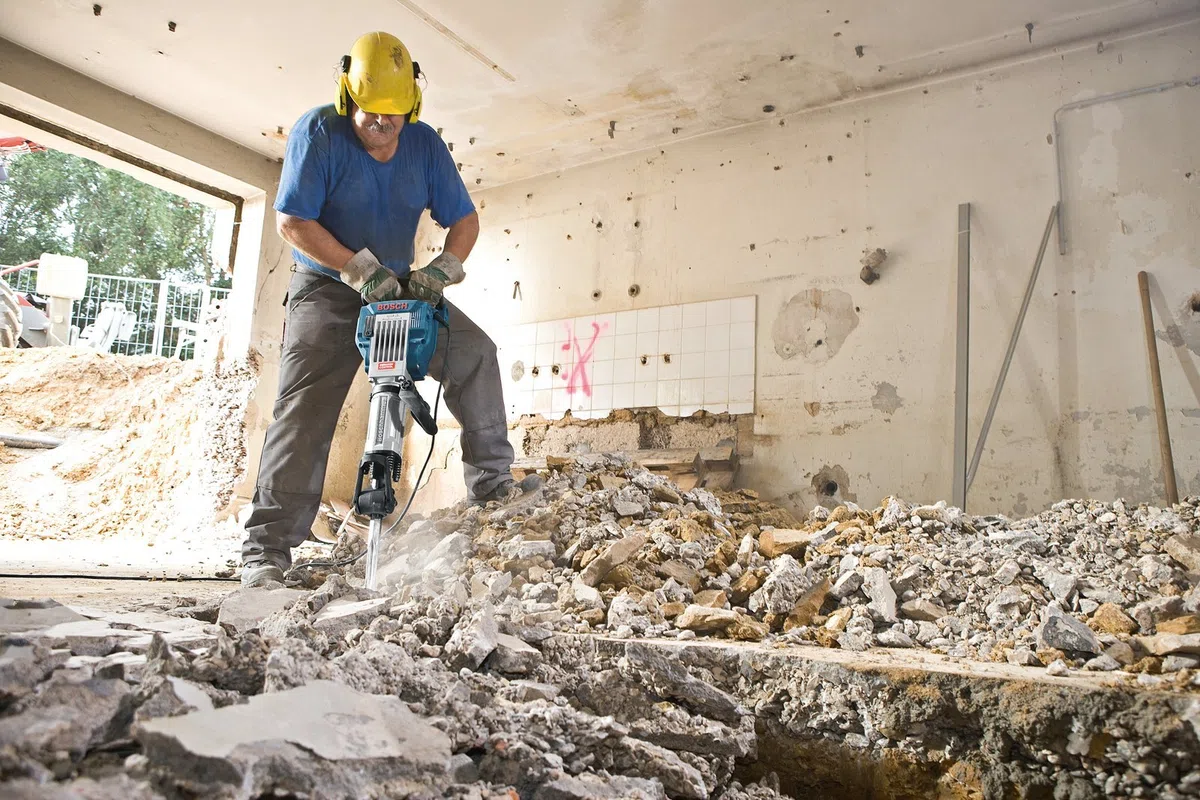 Bosch Professional Martello Demolitore Gsh 16-28 (Potenza del Colpo 41 J, Motore da 1.750 Watt, Attacco Utensile 28 Mm, Incl. Scalpello a Punta 400 Mm, in Trolley)