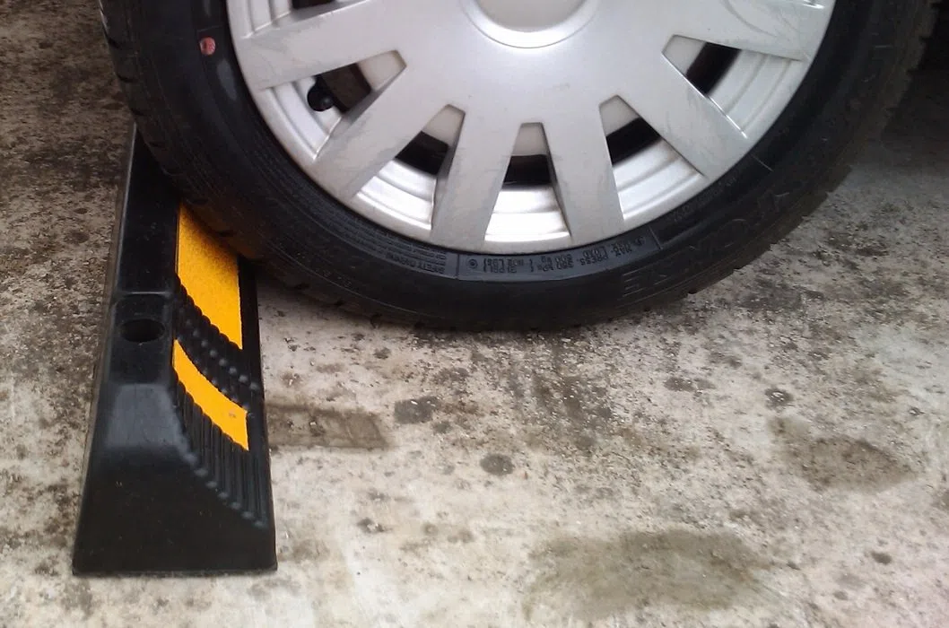 RWS-225 Fermaruote in Gomma per Parcheggi Commerciali o Personali e per Garages Privati, Nero e Giallo 60x12x10 cm (Pacco da 2)