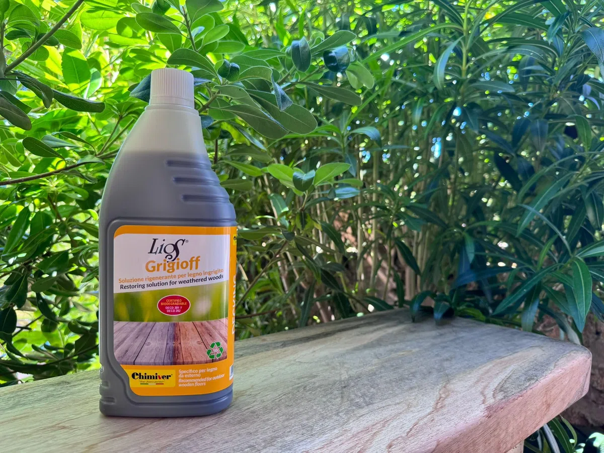 Chimiver LIOS GRIGIOFF - Detergente Rigenerante per Decking, Legno ingrigito. Trattamento adatto alla pulizia di tutte le superfici in legno da esterno. | Flacone con nebulizzatore da 1L.