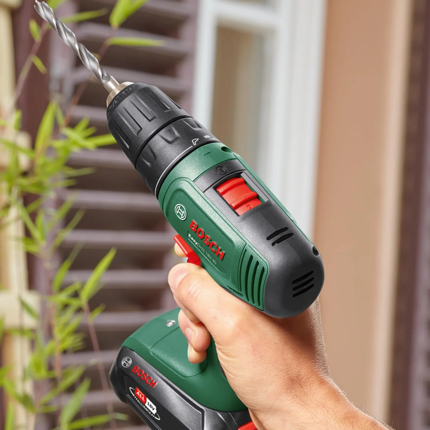 Bosch Home and Garden EasyDrill 18V-40 Trapano avvitatore a batteria, progetti di avvitamento o foratura su legno, metallo e plastica, 241 punte, 1 batteria da 1.5 Ah, sistema 18 volt, in SystemBox