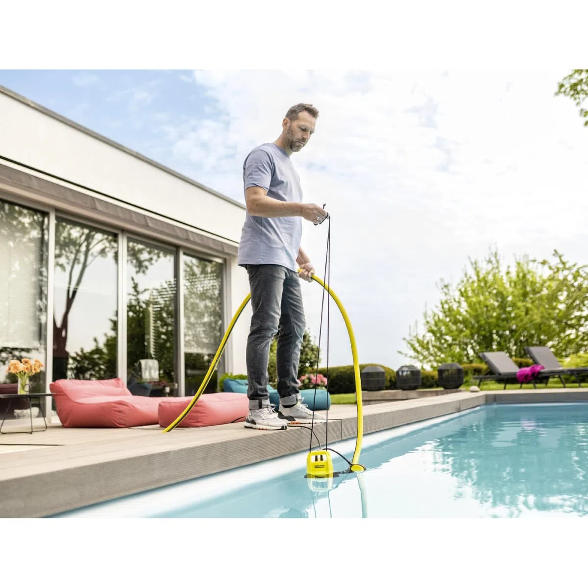 KÄRCHER Elettropompa a Immersione SP 9.000 Flat ad Aspirazione Piatta, Portata 9.000 l/h, Max Profondità d'Immersione 7 m, Per Acque Scure con Particelle Fino a 5 mm, Altezza Acqua Residua 1 mm