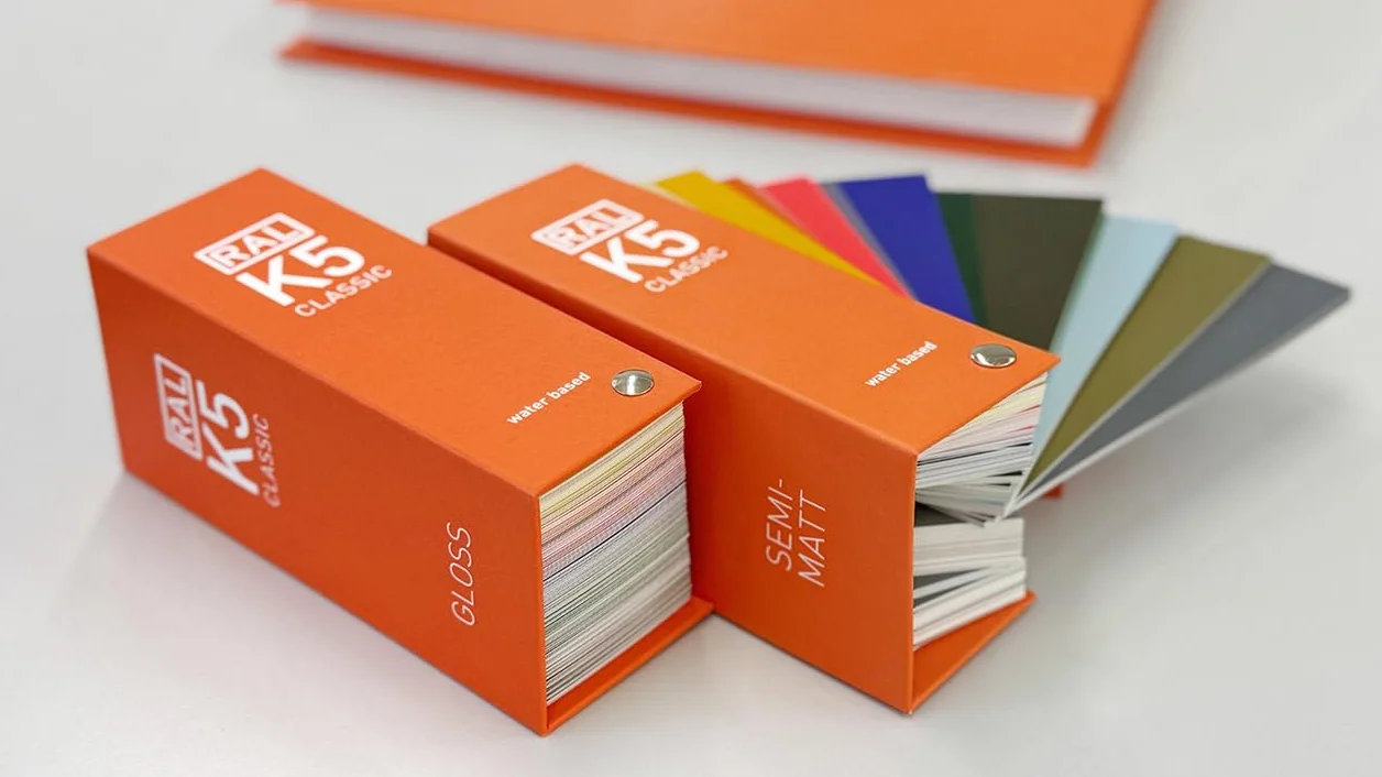RAL K5 mazzetta colori, 216 campi di colore a pagina intera, semi-opachi, 8 lingue