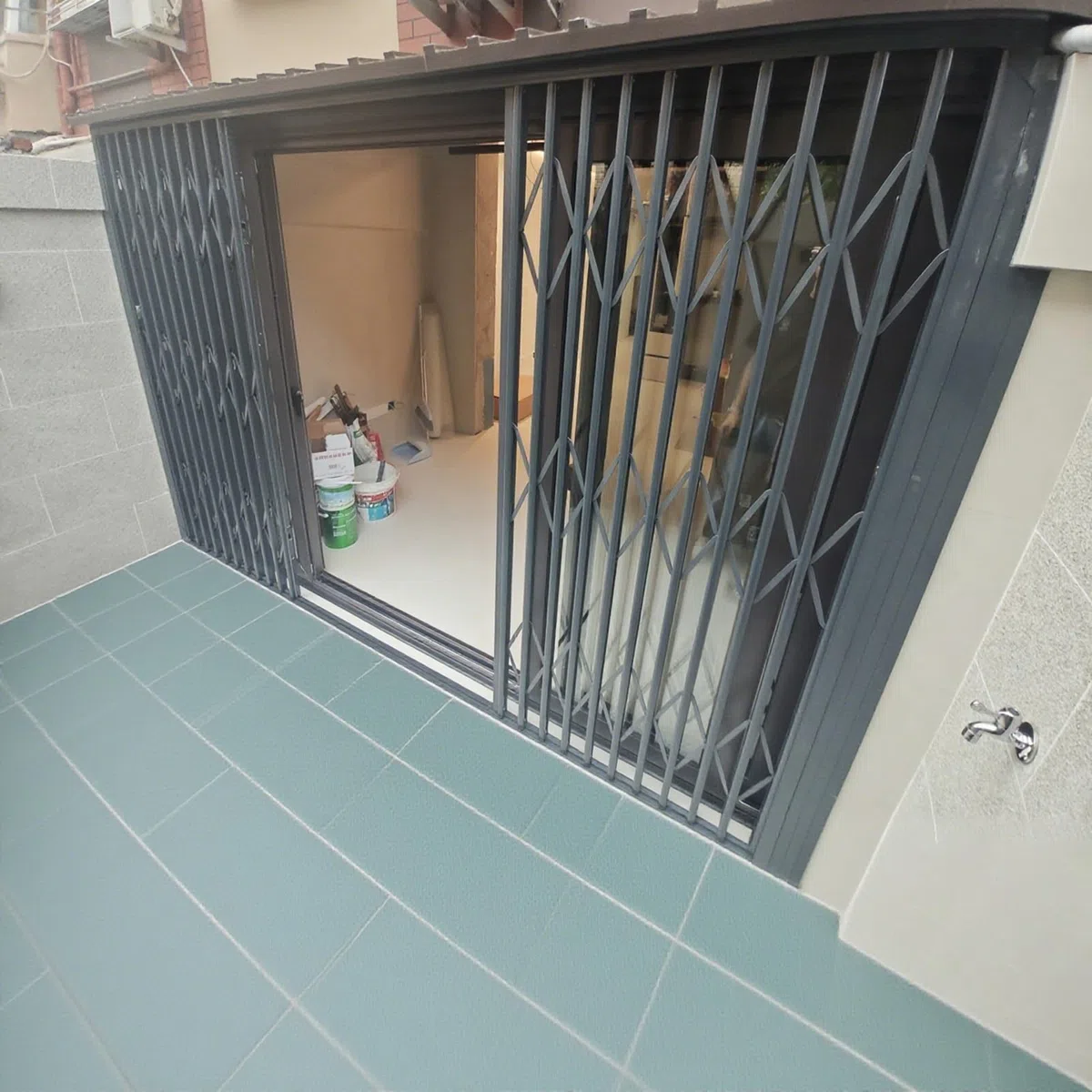 UrbanUp Inferriate per Finestre Barra di Sicurezza per Porta Pieghevole da Seminterrato, Binario per Porta Scorrevole a Sgancio Rapido, Recinzioni di Sicurezza per Finestre(W44xH90in/110x230cm)