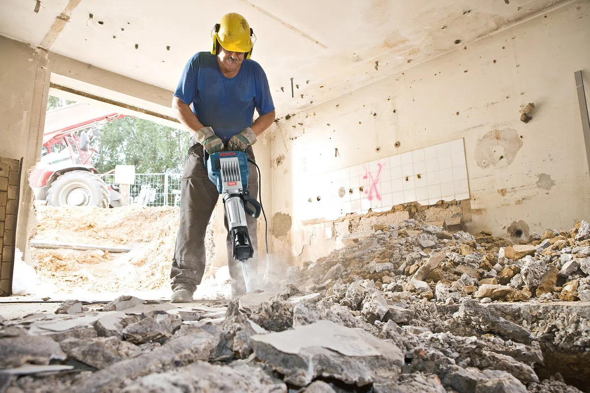 Bosch Professional Martello Demolitore Gsh 16-28 (Potenza del Colpo 41 J, Motore da 1.750 Watt, Attacco Utensile 28 Mm, Incl. Scalpello a Punta 400 Mm, in Trolley)