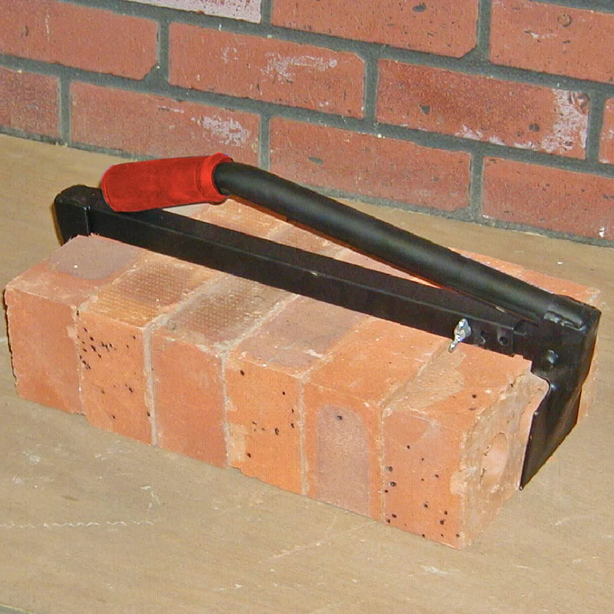 Sollevatore per mattoni Faithfull, Pinza regolabile per mattoni e blocchi, utilizzabile con una sola mano, in acciaio elettrolitico resistente, per sollevare e trasportare mattoni, Capacità 410-675 mm