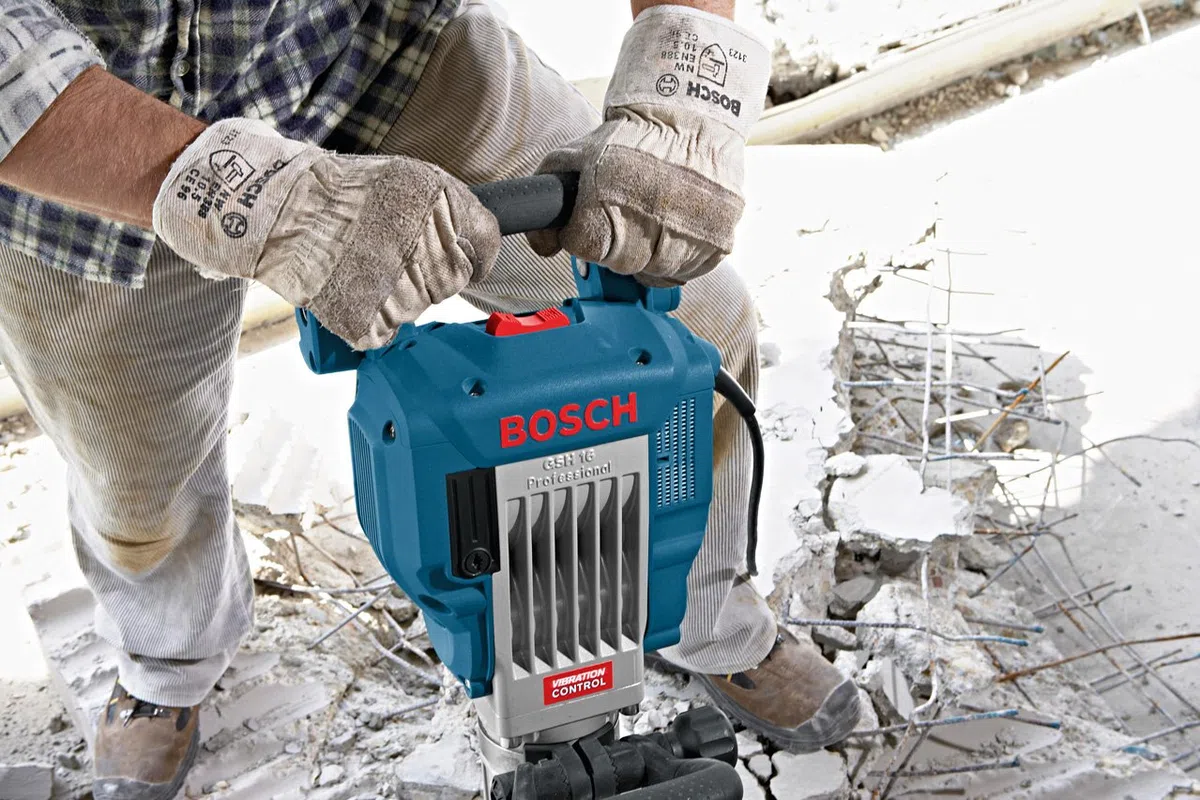 Bosch Professional Martello Demolitore Gsh 16-28 (Potenza del Colpo 41 J, Motore da 1.750 Watt, Attacco Utensile 28 Mm, Incl. Scalpello a Punta 400 Mm, in Trolley)