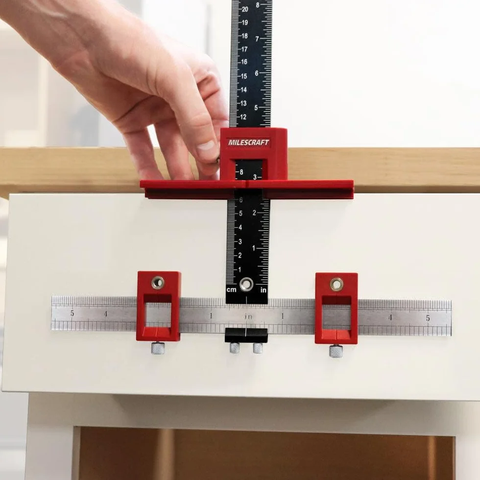 Milescraft 1340 Hardware Jig - Guida per trapano regolabile per installare rapidamente maniglie di armadio/cassetto, manopole e tiri. Modello hardware per armadietti, maschera guida foratura legno,