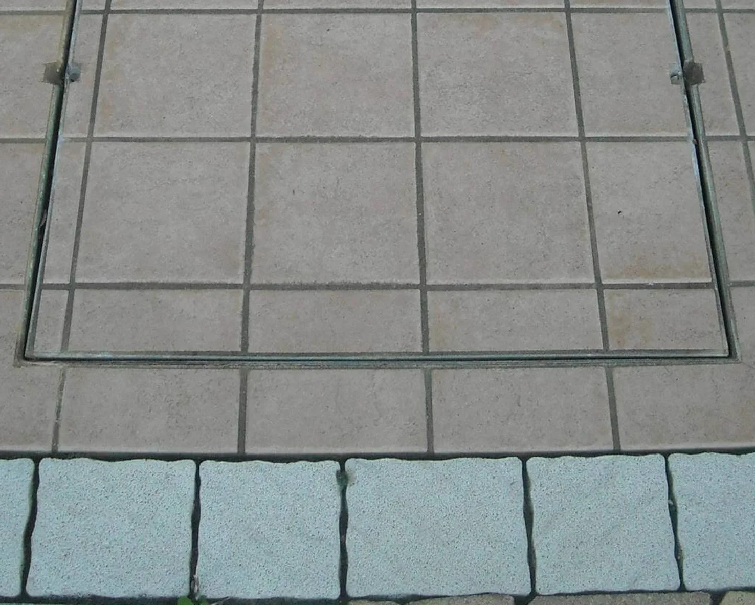 EINSIDE Sigillo zincato pesante porta pavimenti, Chiusino zincato botola a scomparsa altezza 5 cm, 40 x 40 cm