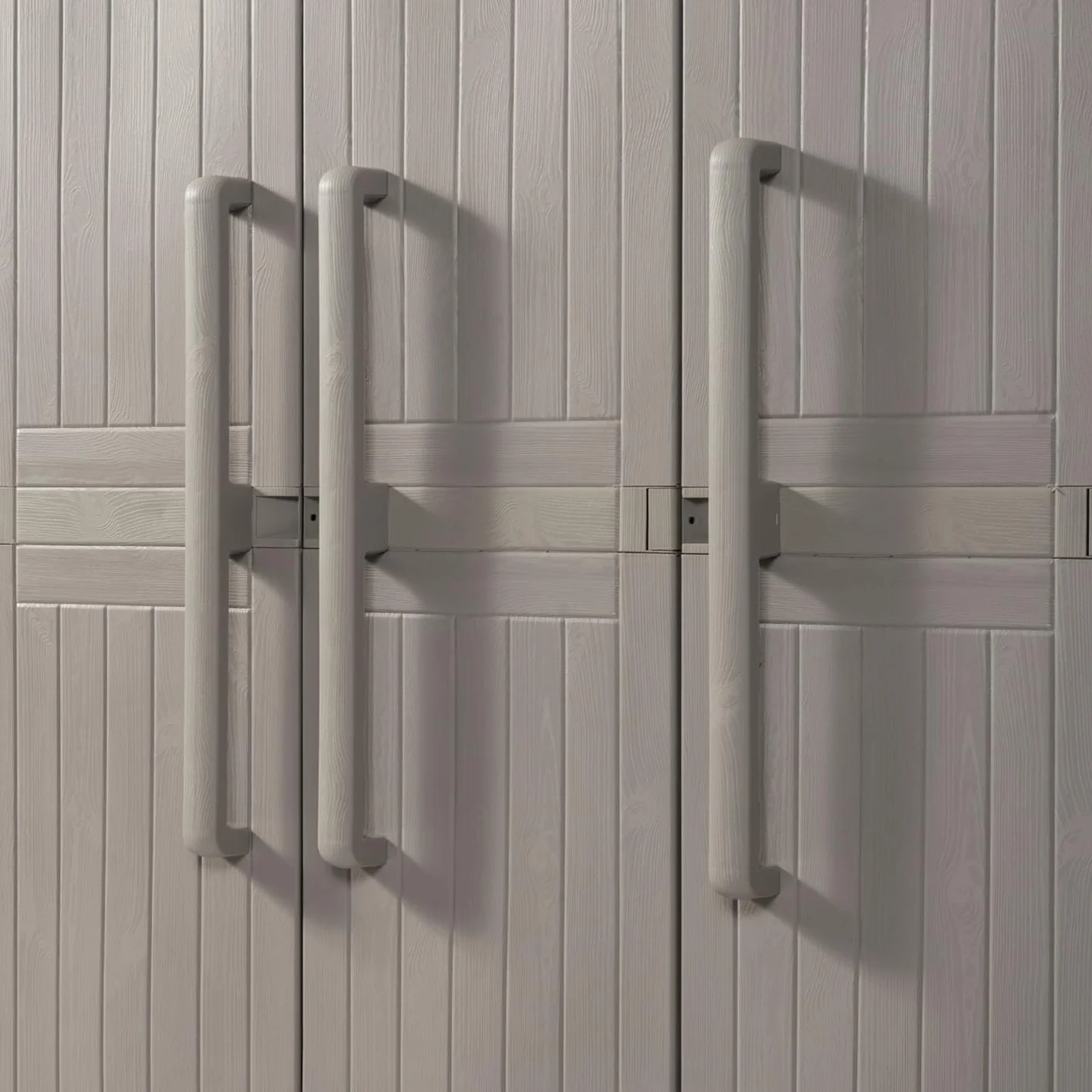 Toomax Armadio Wood Midi a 3 ante con 4 ripiani regolabili, 97x37x173h cm in plastica resistente effetto legno grigio tortora, con piedini e predisposizione per lucchetto, ideale per garage e cantine
