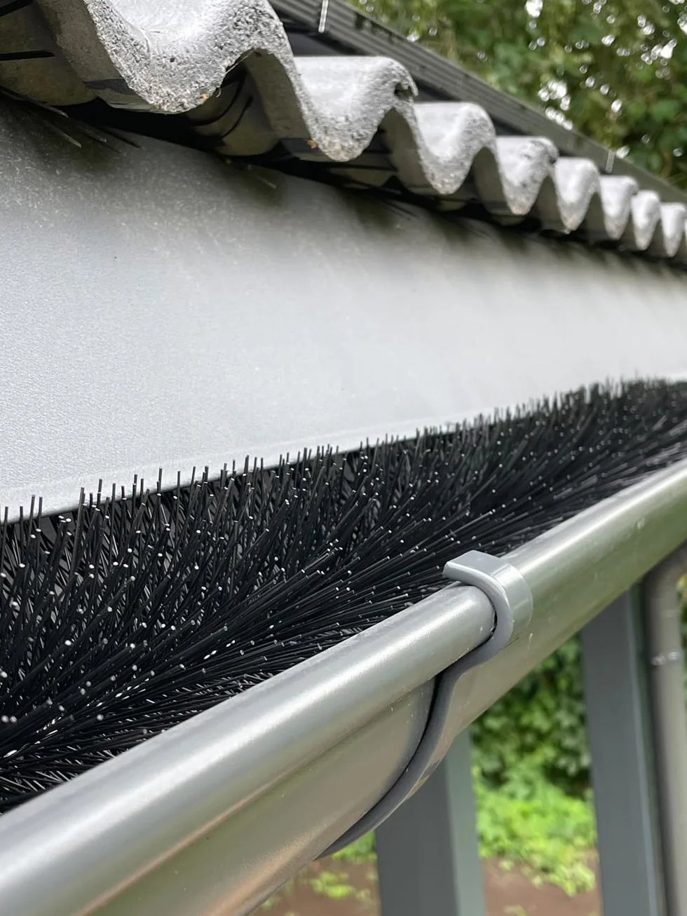 Spazzole per Grondaia e Pannelli Solari Ø12 cm, 30m (30x100 cm) | Resistente ai Raggi UV | Protezione da Foglie e Martore | Filo Zincato con Ganci
