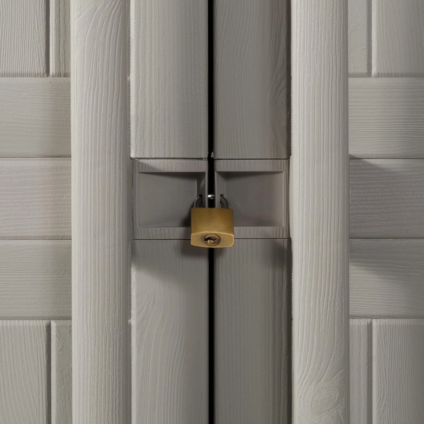 Toomax Armadio Wood Midi a 3 ante con 4 ripiani regolabili, 97x37x173h cm in plastica resistente effetto legno grigio tortora, con piedini e predisposizione per lucchetto, ideale per garage e cantine