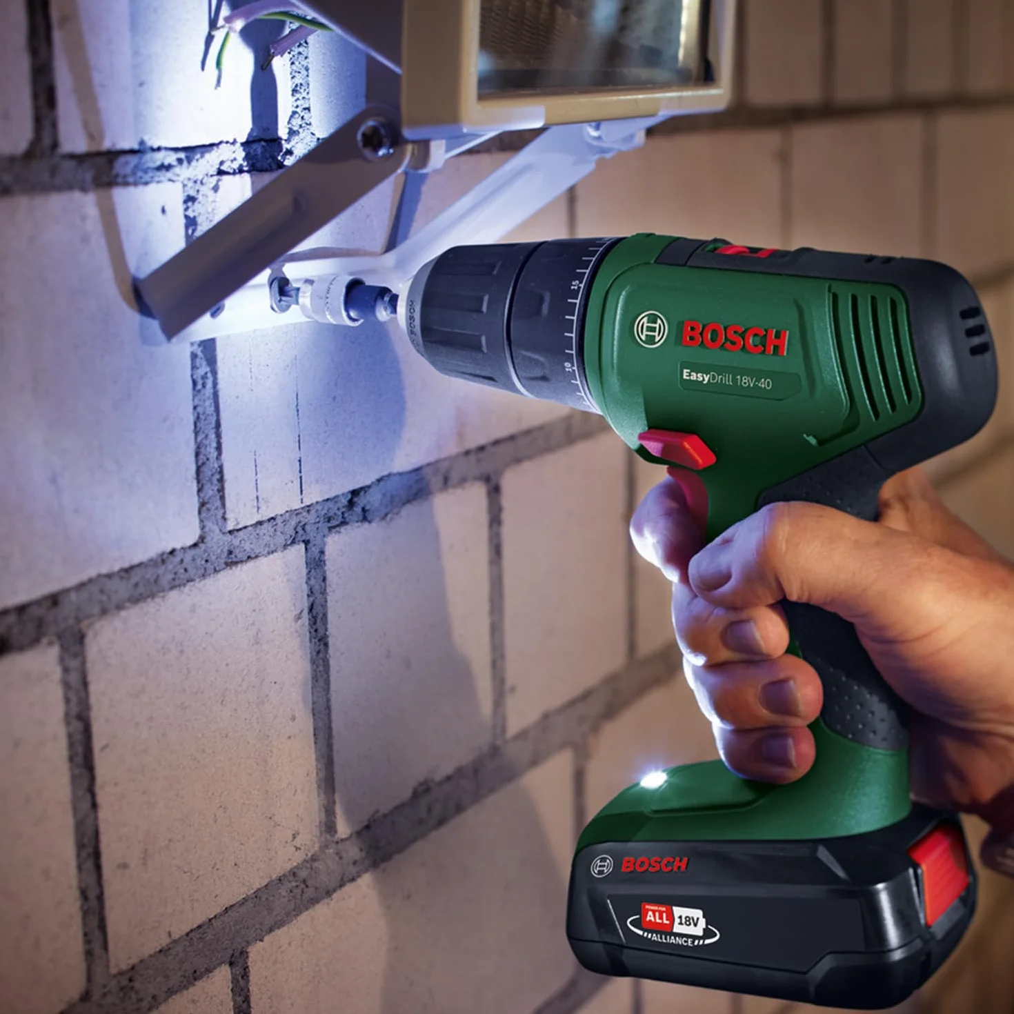 Bosch Home and Garden EasyDrill 18V-40 Trapano avvitatore a batteria, progetti di avvitamento o foratura su legno, metallo e plastica, 241 punte, 1 batteria da 1.5 Ah, sistema 18 volt, in SystemBox