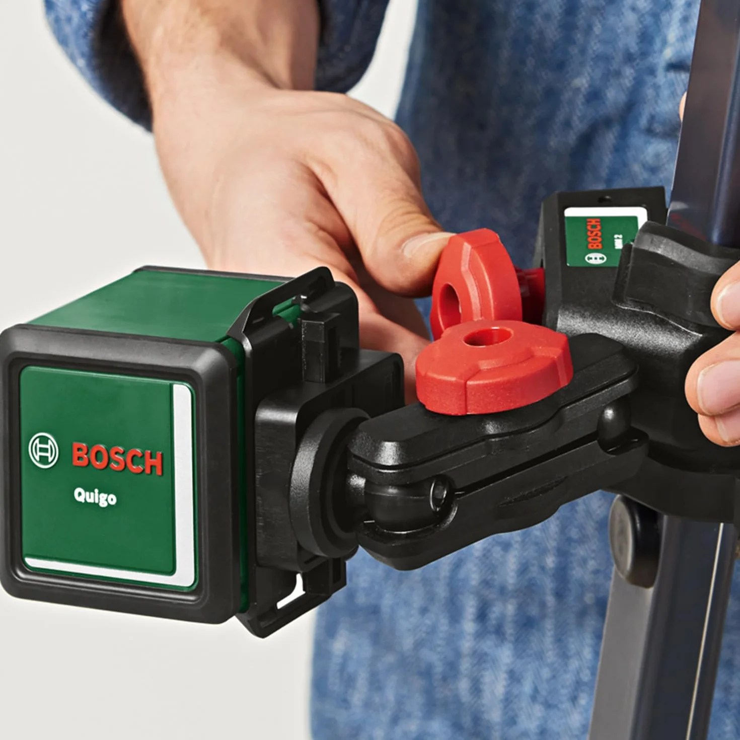 Bosch livella laser a croce Quigo con morsetto snodabile MM 2 (allineamento facile e preciso con posizionamento versatile, in cartone)