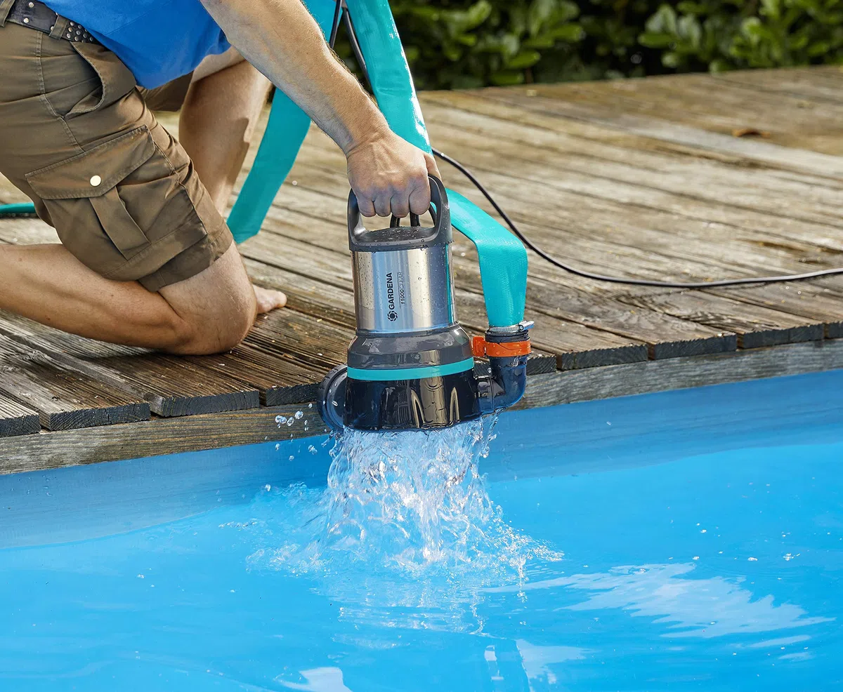 GARDENA Pompa sommersa acqua pulita 11000: pompa acqua pulita di portata 11000 l/h, interruttore flottante con funz. continuo, aspirazione piatta a 2 mm, sistema attacco rapido, 450 W (09032-20)