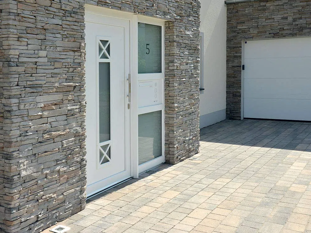 Rivestimento Pietre D'Arredo realizzato con elementi di finitura in vera pietra ricostruita. Sakar Grigio Chiaro. Dimensione cm. 20/30/50x10 H. Unità di vendita scatola da 0,50 metri quadrati.