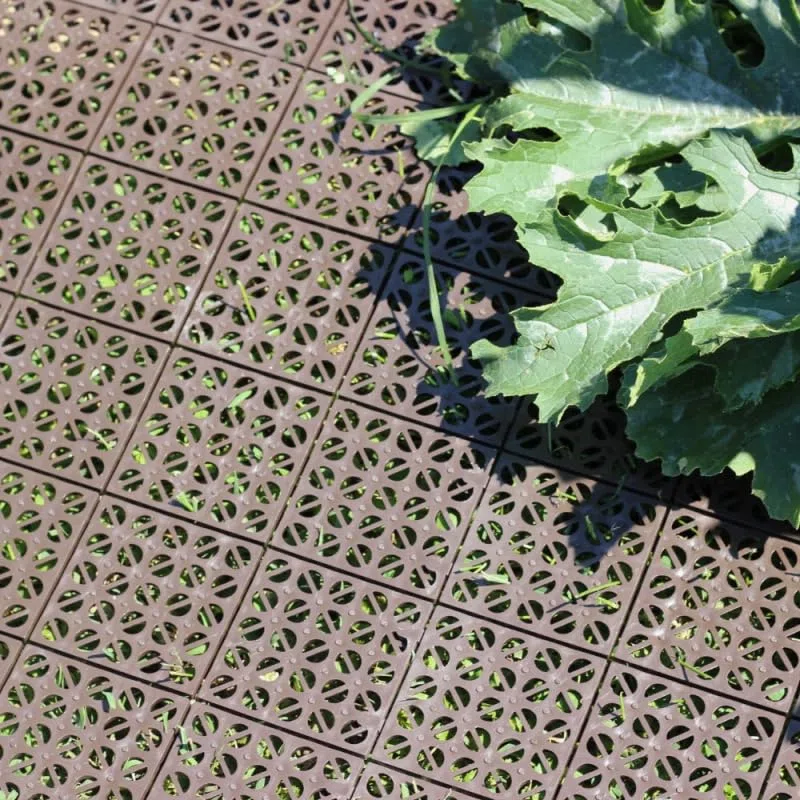 Ezooza MultiFlex – 22 Piastrelle Drenanti Flessibili per Esterni (2 m²), 30x30 cm, Plastica Riciclata, Colore: Marrone