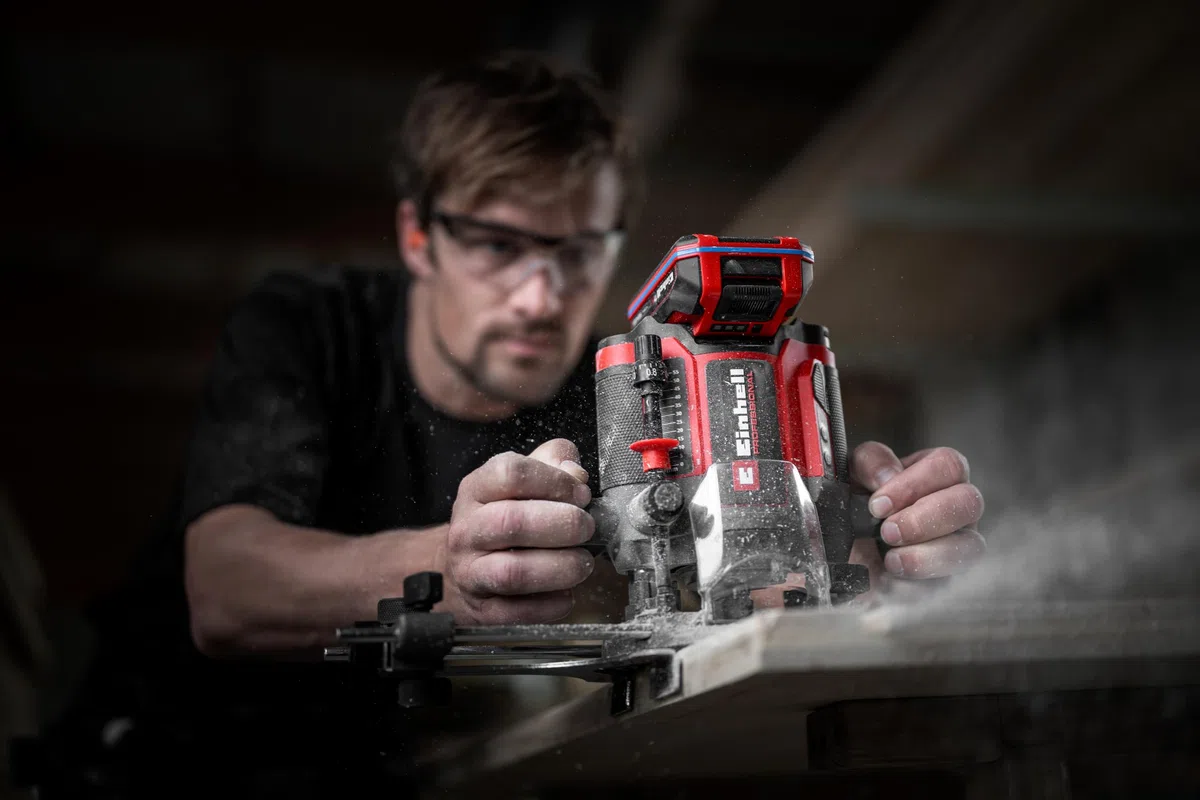 Fresatrice verticale Professional TP-RO 18/55 Li BL - Solo Power X-Change (18 V, batterie ioni di litio, alt. di sollev. 55 mm, Brushless, incl. guida parallela, senza batteria e senza caricabatteria)