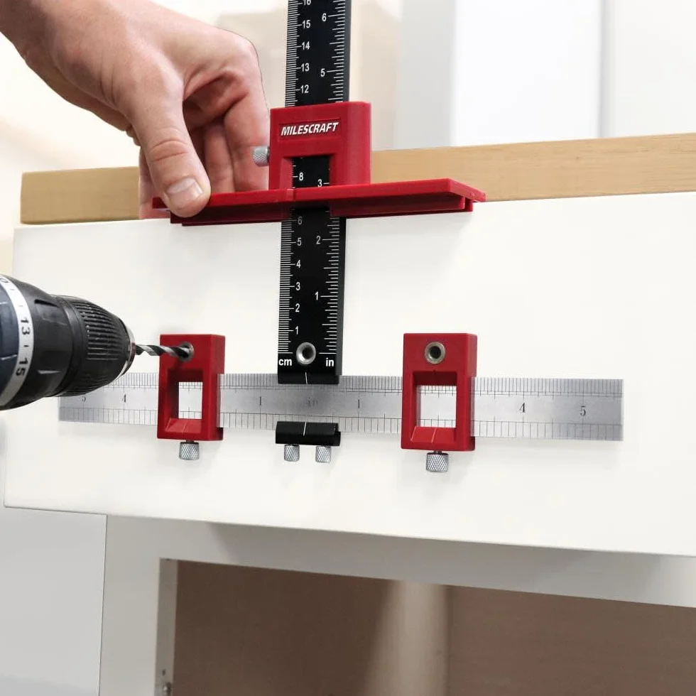 Milescraft 1340 Hardware Jig - Guida per trapano regolabile per installare rapidamente maniglie di armadio/cassetto, manopole e tiri. Modello hardware per armadietti, maschera guida foratura legno,