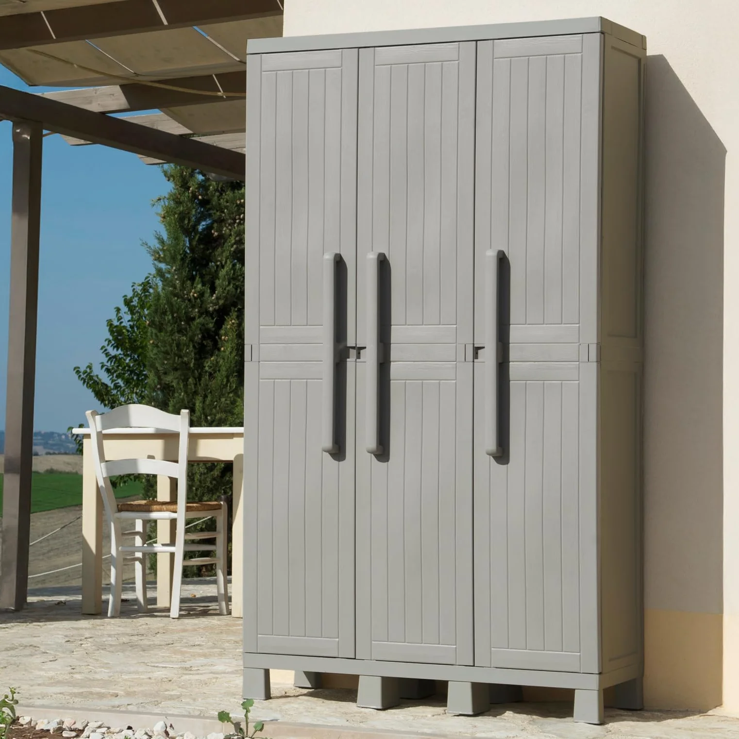 Toomax Armadio Wood Midi a 3 ante con 4 ripiani regolabili, 97x37x173h cm in plastica resistente effetto legno grigio tortora, con piedini e predisposizione per lucchetto, ideale per garage e cantine