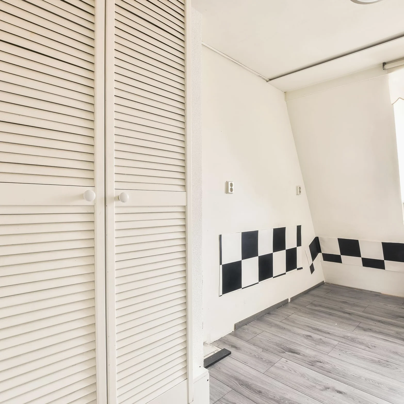 Onlywood Antine in Legno Massello - Sportello in Legno struttura a Persiana - Ante per cucina muratura o per creare mobili fai da te (bianco, 594 x 993 h. mm)