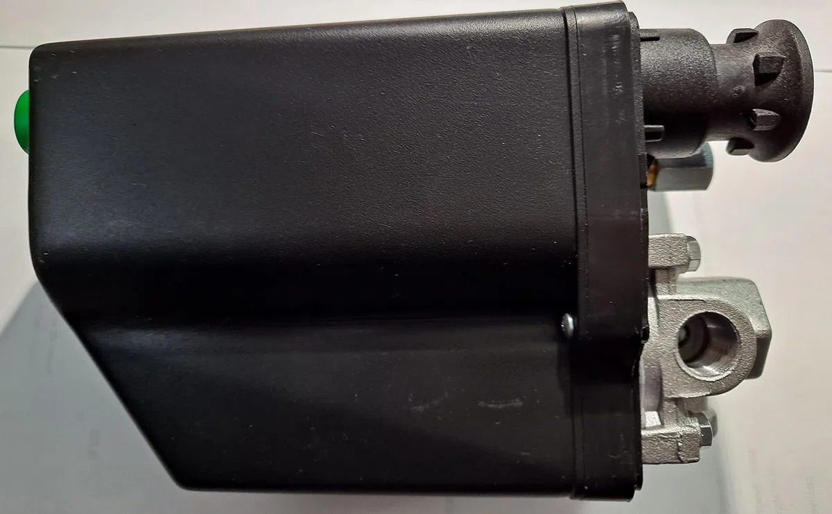 Pressostato italiano marchio NE-MA per compressori trifase da 6 a 10 ampere, attacco 1/4"+ interruttore