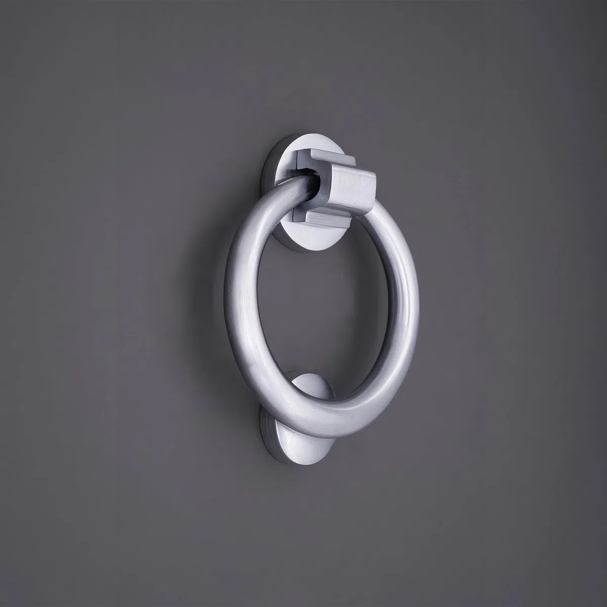 Infinity Decor Battente ad anello in ottone massiccio, 110 mm, finitura cromata satinata, di alta qualità, per ingresso e porta d'ingresso