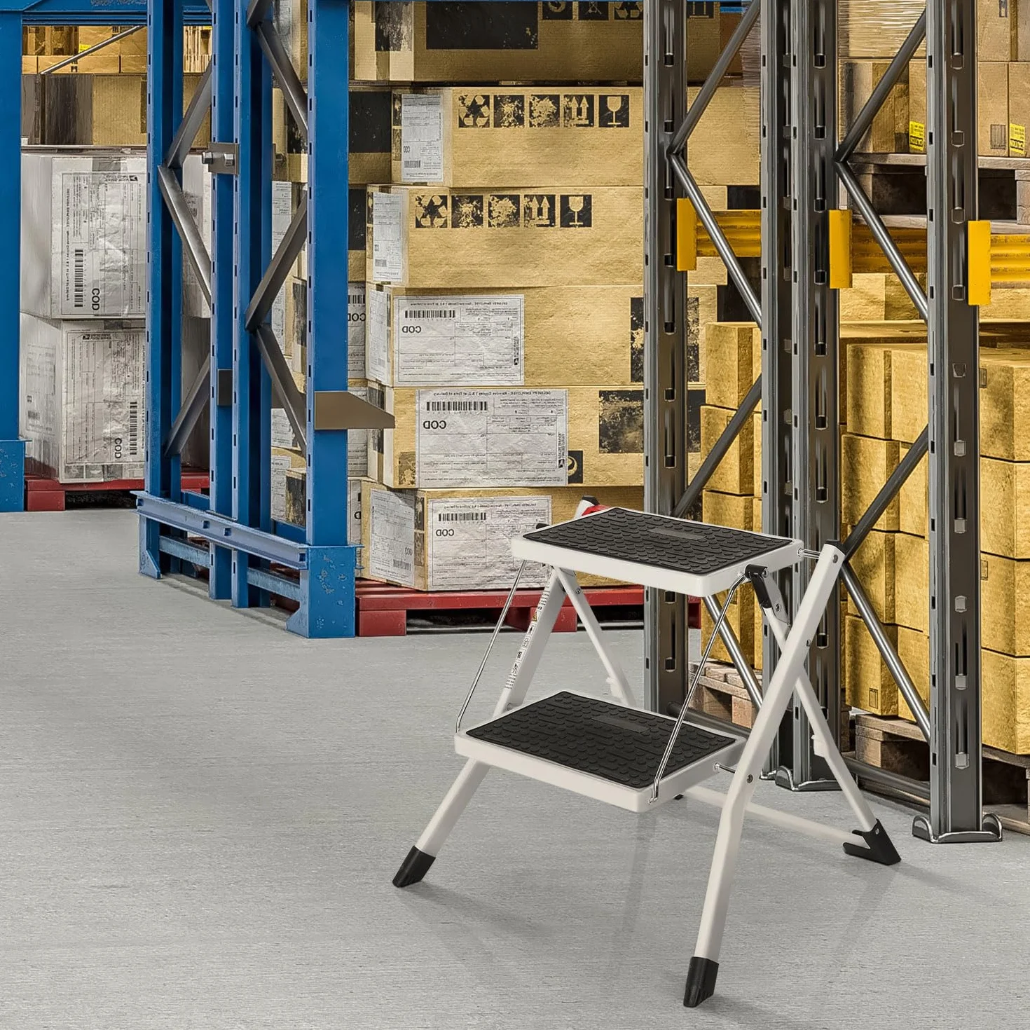 hjh OFFICE 801200 Gradino pieghevole a 2 gradini SOLID W1 Gradino pieghevole in acciaio, portata fino a 150 kg, chiusura di sicurezza pieghevole, maniglia di trasporto, gradino, bianco
