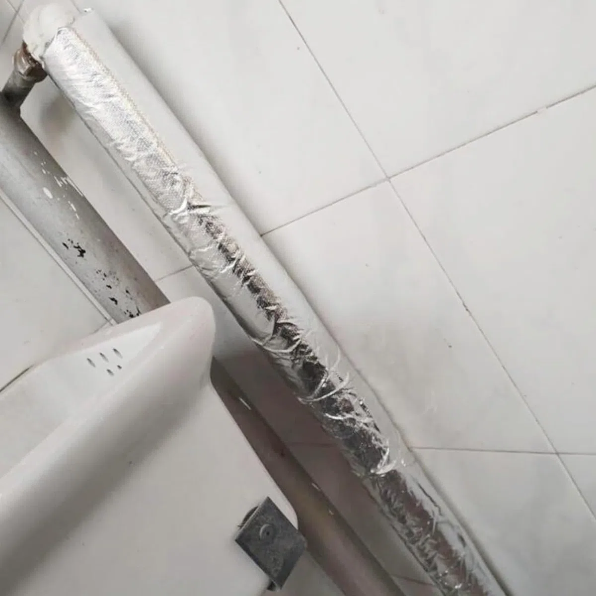 Tubo Isolante Antigelo per Esterni Condizionatore, Tubi in Schiuma Isolante per Rame Tubo, Guaina di Isolamento Foglio di Alluminio Antigelo Flessibile per Tubature dell'Acqua ID 22-120 mm(ID 27mm （1-
