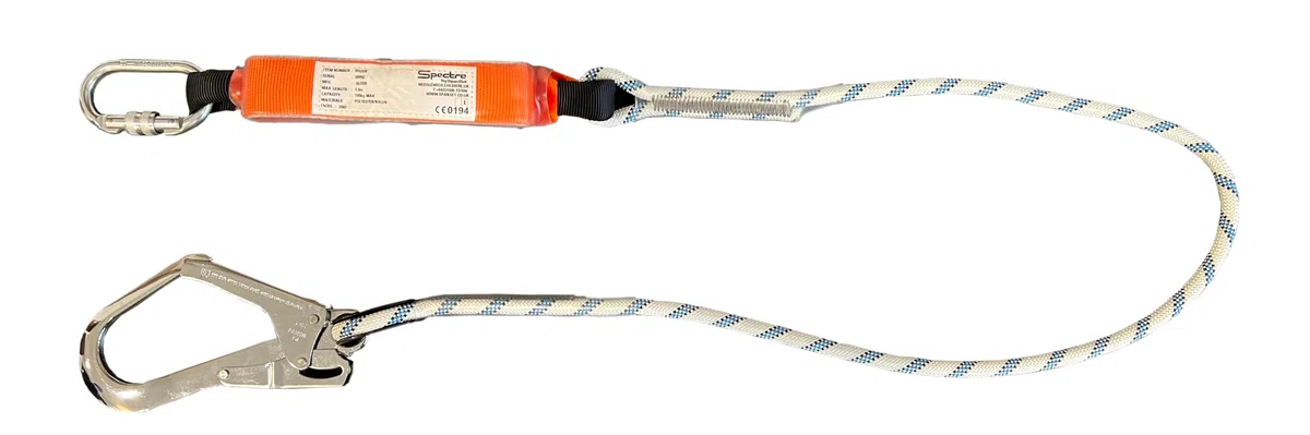 Cordino SpanSet Anticaduta 2 mt con assorbitore di energia a strappo, moschettone in acciaio e gancio da ponteggio. Conforme alla norma EN355.