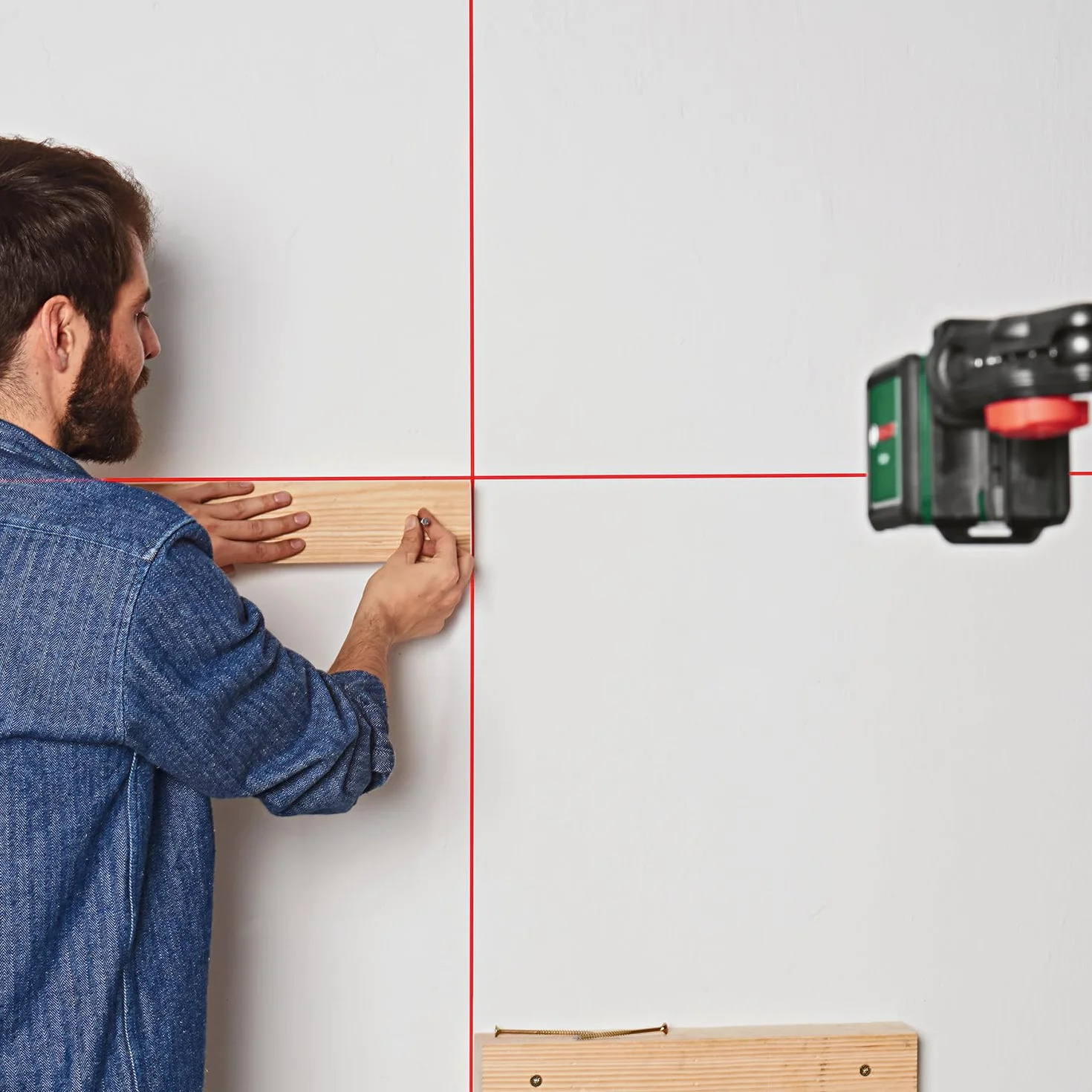 Bosch livella laser a croce Quigo con morsetto snodabile MM 2 (allineamento facile e preciso con posizionamento versatile, in cartone)