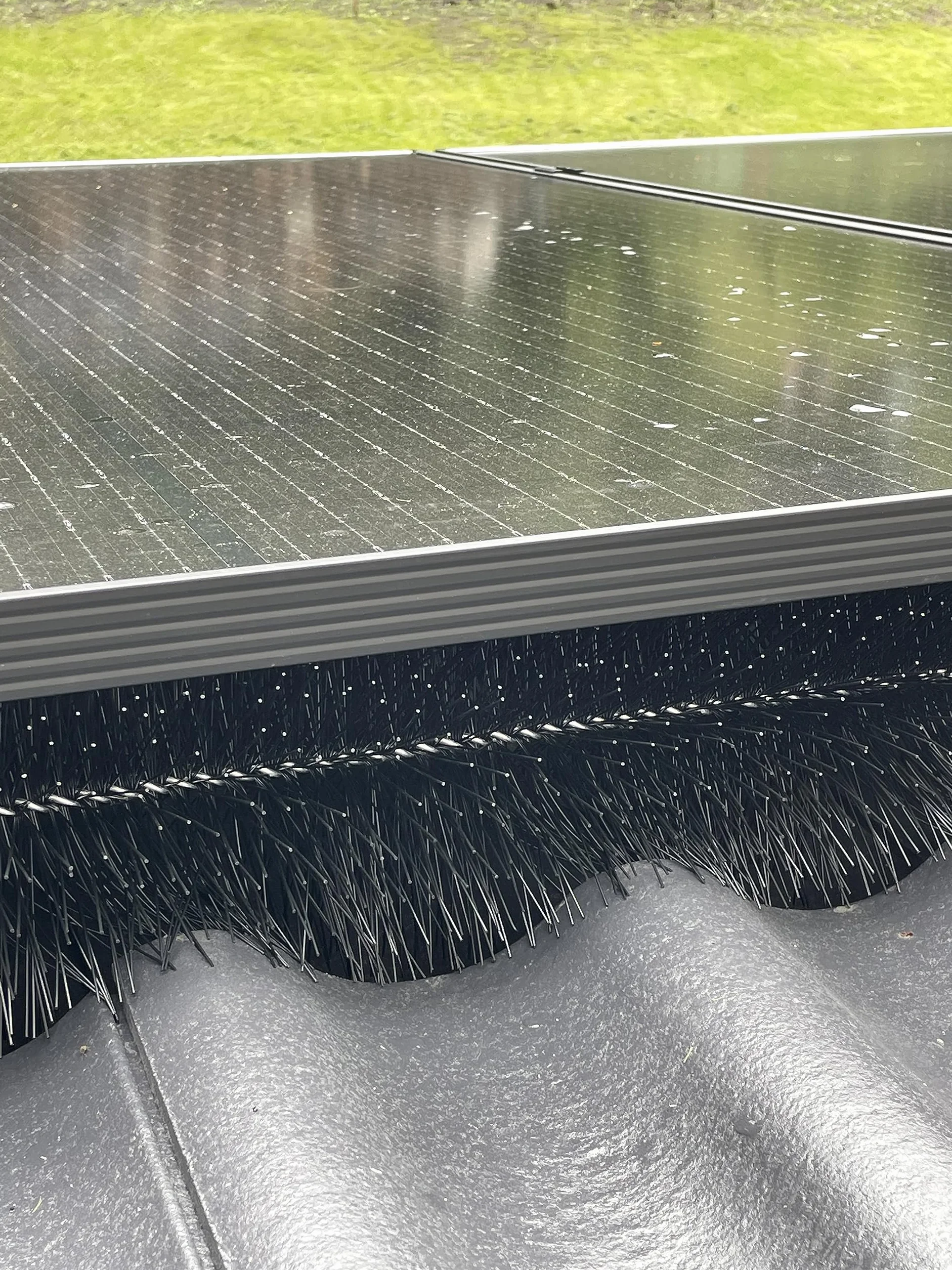 Spazzole per Grondaia e Pannelli Solari Ø12 cm, 30m (30x100 cm) | Resistente ai Raggi UV | Protezione da Foglie e Martore | Filo Zincato con Ganci