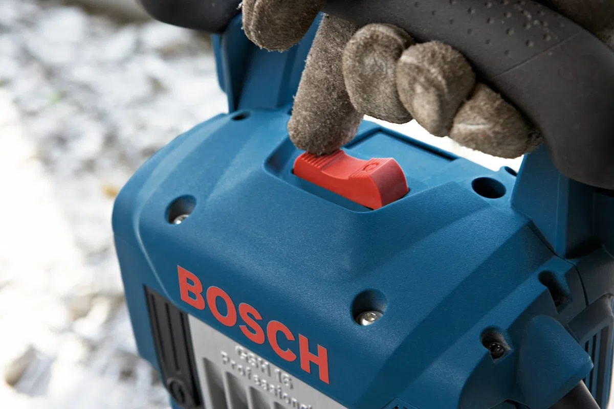 Bosch Professional Martello Demolitore Gsh 16-28 (Potenza del Colpo 41 J, Motore da 1.750 Watt, Attacco Utensile 28 Mm, Incl. Scalpello a Punta 400 Mm, in Trolley)