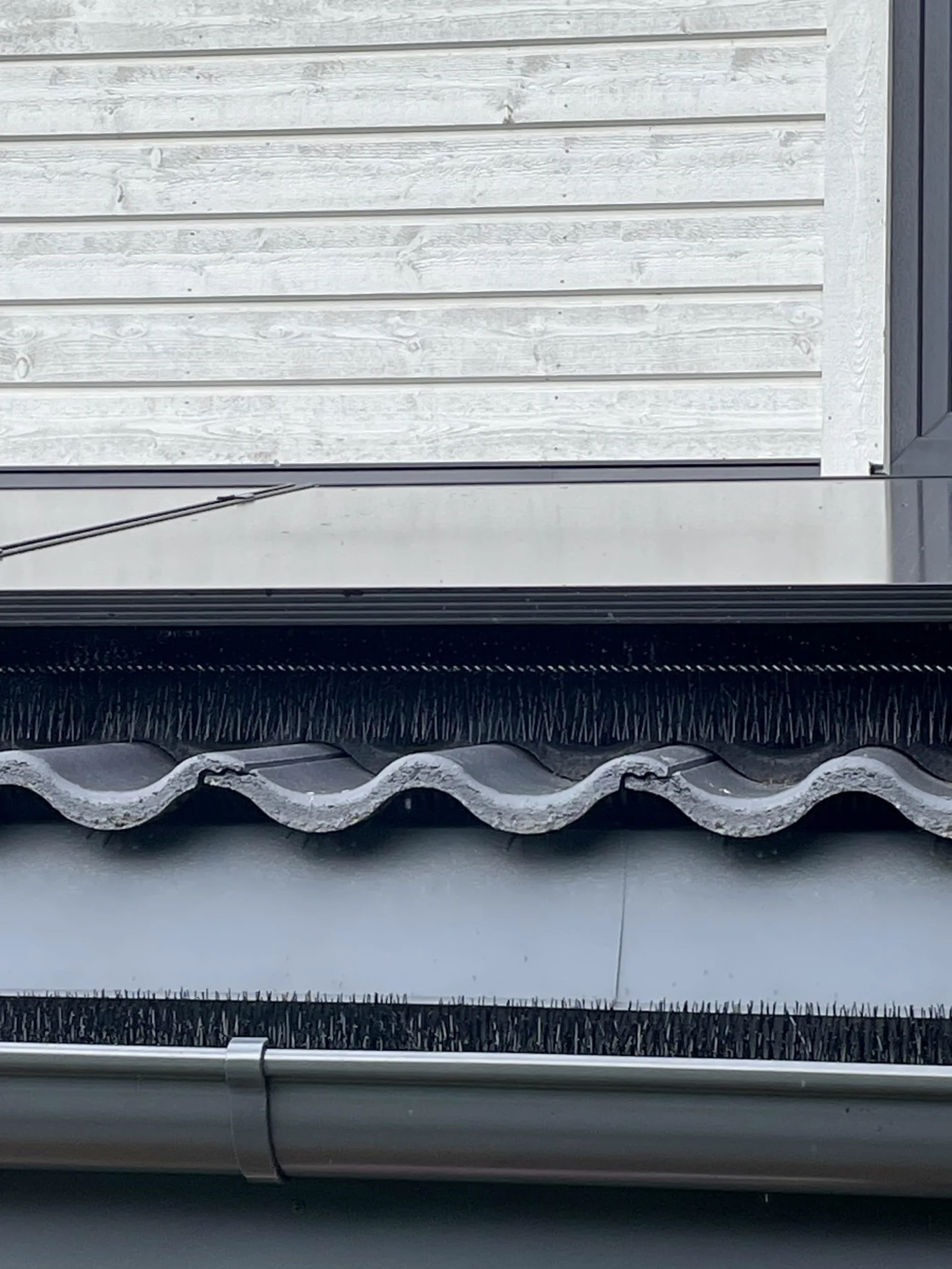 Spazzole per Grondaia e Pannelli Solari Ø12 cm, 30m (30x100 cm) | Resistente ai Raggi UV | Protezione da Foglie e Martore | Filo Zincato con Ganci