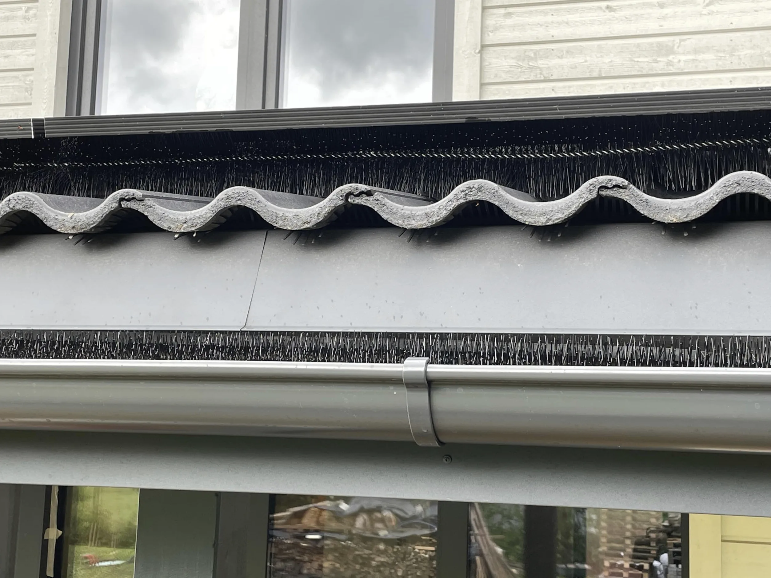Spazzole per Grondaia e Pannelli Solari Ø12 cm, 30m (30x100 cm) | Resistente ai Raggi UV | Protezione da Foglie e Martore | Filo Zincato con Ganci